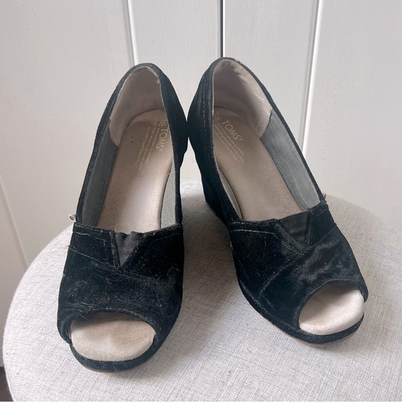 Tom’s Velvet Wedge Shoe in Black. Size 9. - Picture 2 of 6